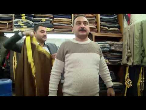 العباءة الرجالية كلما خف وزنها غلا ثمنها