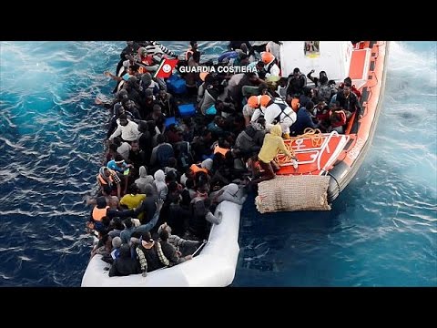 إغاثة أكثر من 1000 مهاجر سري من البحر المتوسط