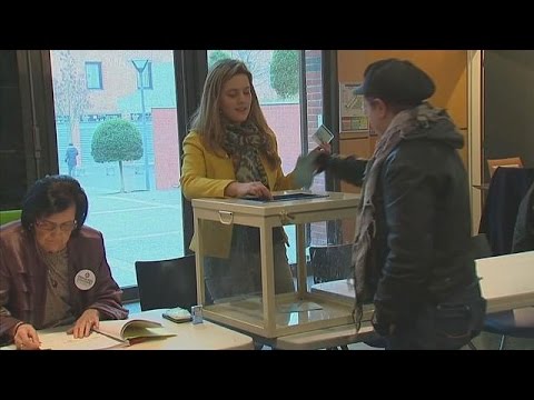 شاهد الفرنسيون يصوِّتون لاختيار مرشَّح الحزب الاشتراكي
