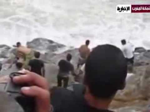شاهد إنقاذ غريق في بحر سيدي موسى