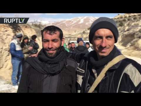 شاهد المسلحون يلقون أسلحتهم في وادي بردى