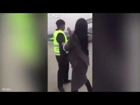 شاهد رد فعل مفاجئ لشرطي مرور صفعته امرأة على وجهه