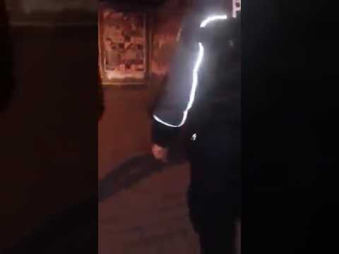 شاهد رجل شرطة تونسي يخلع ملابسه لتغطية صبي من البرد