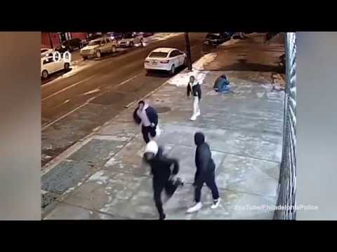 شاهد عصابة تفشل في سرقة شاب بعد سحله في الشارع