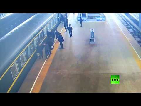 شاهد لحظة سقوط طفلة إلى شق بين قطار ومنصة في شينينغ الصينية