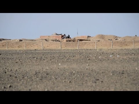 بالفيديو  حائط من الرمال والألغام يفصل بين الأسر في الصحراء الغربية