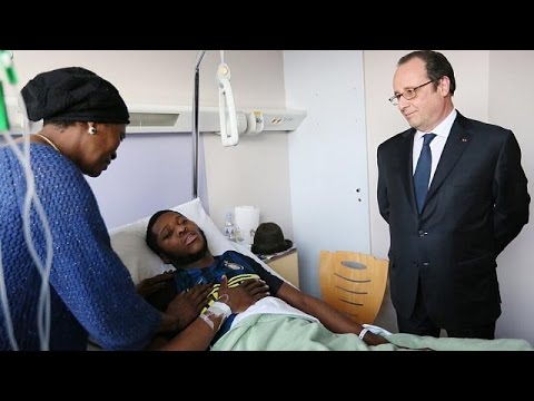 شاهد الرئيس الفرنسي يزور شابًا تعرض لانتهاك جنسي على يد شرطي