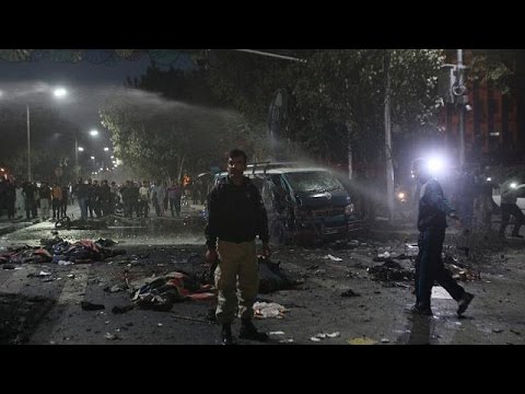 شاهد مقتل ما لا يقل عن 10 أشخاص جراء انفجار في لاهور في باكستان