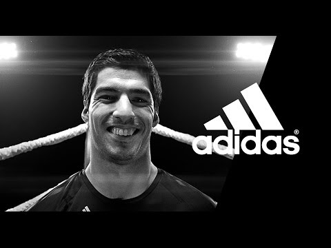 سواريز يقدم إعلانًا دعائيًّا لحذاء أديداس الرياضي