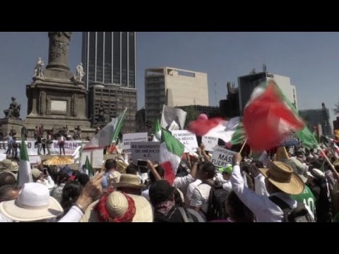شاهد المكسيكيون يخرجون في تظاهرات حاشدة