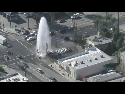 ماسورة مياه مكسورة تتحول لمغسلة سيارات