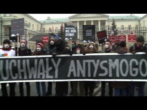 شاهد بولندا تختنق تحت سحب الضباب الدخاني