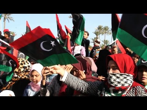 شاهد مئات الليبيين يحيون الذكرى السادسة للثورة