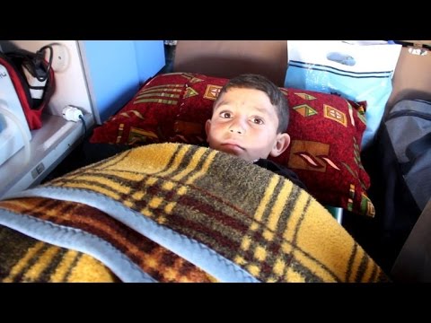 شاهد استغاثة طفل سوري بتر برميل متفجر قدميه