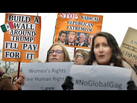 شاهد العشرات يتظاهرون في بروكسل