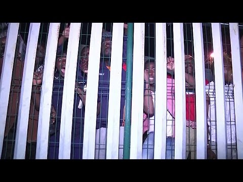 مئات المهاجرين واللاجئين يعبرون إلى سبتة