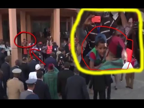شاهد الملك محمد السادس يذهب للسلام على طفل صغير