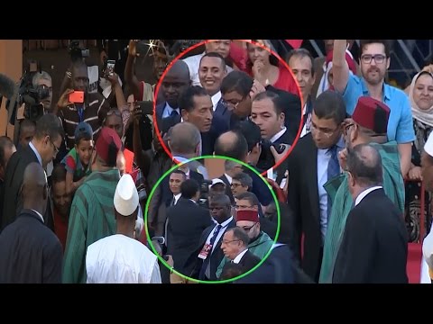 شاهد الملك محمد السادس يأمر حارسه بأخذ الصور للجالية المغربية التي رحبت به