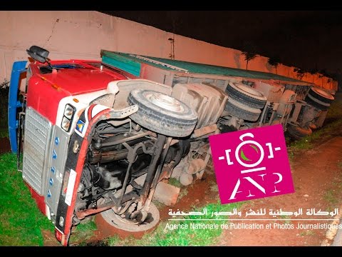 انقلاب شاحنة بسبب حفرة بالطريق السيار