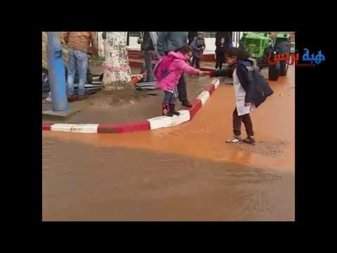 بالفيديو أمطار الخير تحاصر تلامذة المدارس