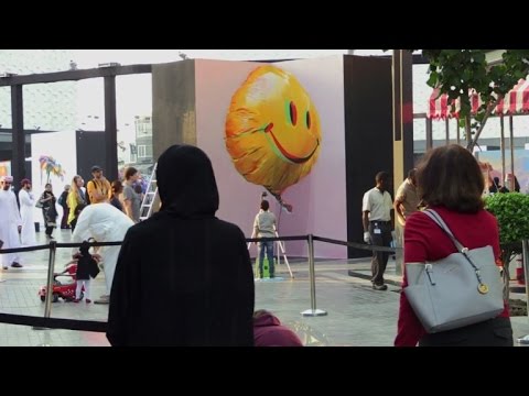 شاهد سعادة ومال في معرض رسوم ثلاثية الأبعاد وسط دبي