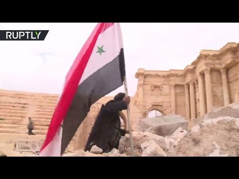 لحظة رفع العلم السوري في مدينة تدمر الأثرية