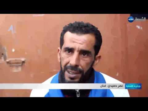 بالفيديو  عمر الجزائري الفنان الذي يحولُ مادة الجبس إلى لوحات فنية