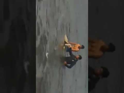 شاهد شاب مغربي يخرج ميتًا من البحر