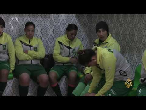 شاهد لاعبات كرة قدم جزائريات في مواجهة الضوابط