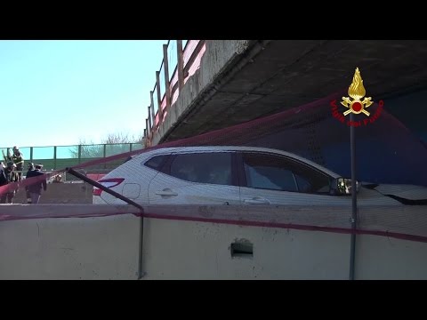 كوبري على الطريق السريع ينهار فوق سيارة ويقتل ركابها