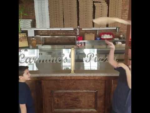 طفلان يشعلان فيسبوك بلعبهما بعجينة البيتزا