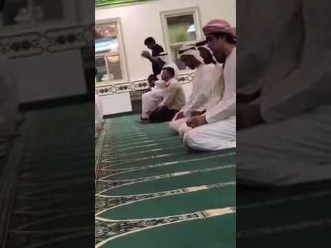 ردة فعل مصلّين تفاجئوا بولي عهد أبو ظبي في المسجد