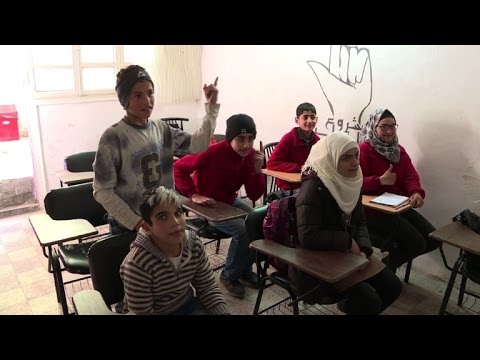 الصم والبكم في سورية يتعلّمون لغة الحرب