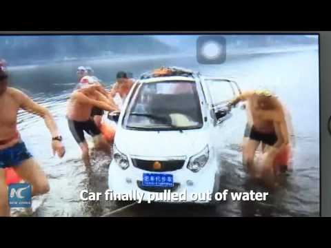 لحظة إنقاذ أب وابنه سقطت سيارتهم في بحيرة صينية