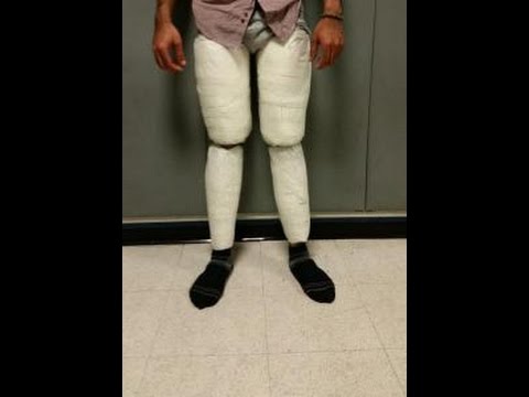 شاهد رجلٌ يُخبئ 45 كغم كوكايين في البنطلون