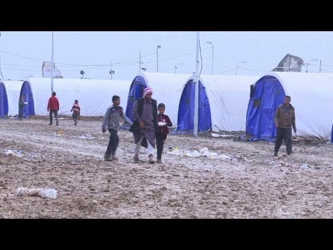 انتظار طويل قاس أمام نازحين من الموصل