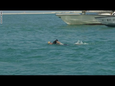 شابة سعودية تُحقّق 9 ساعات سباحة ورقمًا قياسيًّا في دبي