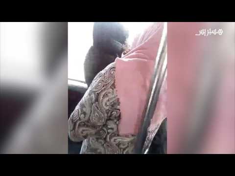 شاهد سقوط فتاة من حافلة بسبب المراقب