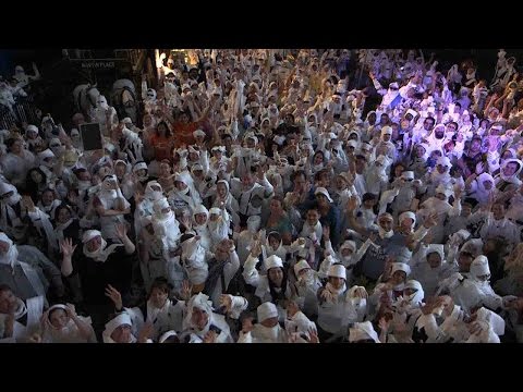 800 شخص يلفون أنفسهم بالمناديل مثل المومياوات