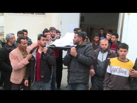 تشييع فلسطيني قُتل في قصف مدفعي إسرائيلي على قطاع غزة