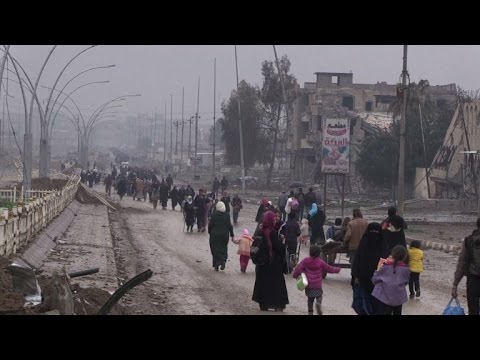 شاهد المدنيون الفارون من معارك الموصل في بداية رحلة مصيرها مجهول