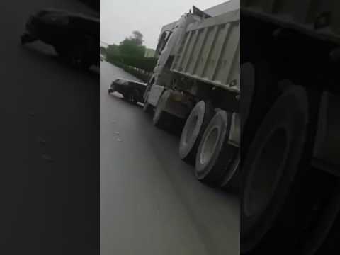 شاهد تصرُّف إجرامي لسائق شاحنة نقل في الرياض