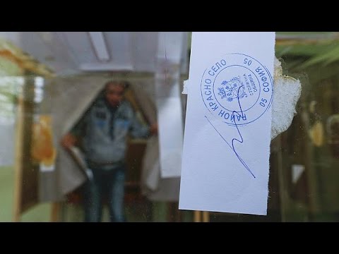 شاهد البلغاريون يتوجهون إلى مراكز الاقتراع