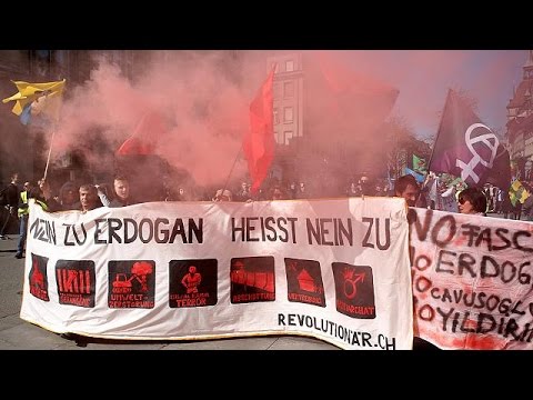 أردوغان يلوح بإجراء استفتاء في شهر نيسان المقبل