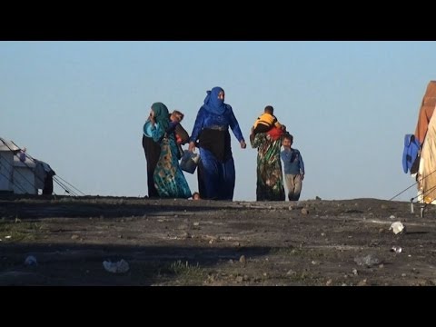 المواطنون السوريّون يفرّون من المعارك الدائرة في مدينة الرقة