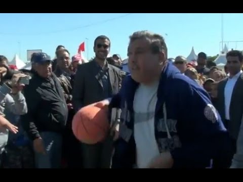 عزيز أخنوش كما لم ترونه من قبل وهو يلعب كرة السلة