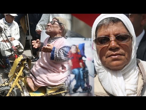 شاهد مغاربة من ذوي الاحتياجات الخاصة يطالبون بتحسين أوضاعهم