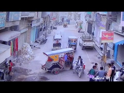 شاهد لقطات مرعبة لبائع يقتل سائق خدش دراجته