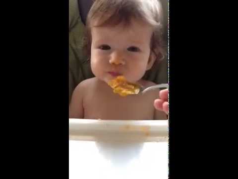 رد فعل طفل يتذوق طعام والدته للمرة الأولى