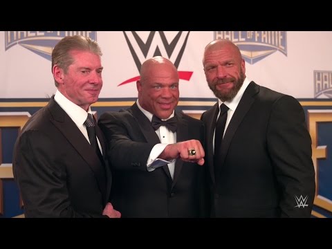 شاهد كيرت أنغل يحصل على خاتم قاعة مشاهير wwe لعام 2017